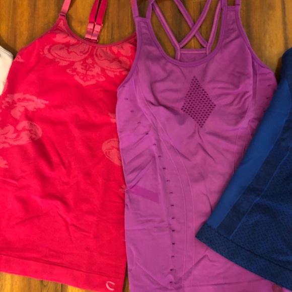 Bundle of 4 Body Hugging Athletic Workout Tops - Picture 7 of 8